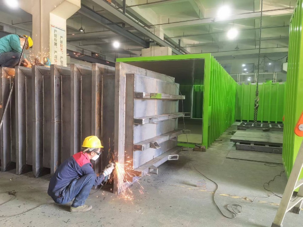 繁忙的鑄造車間，大批量的果蔬真空預(yù)冷機(jī)在生產(chǎn)，為了能讓深圳科美斯高端真空預(yù)冷機(jī)能早日交付，我們每天都加班加點。