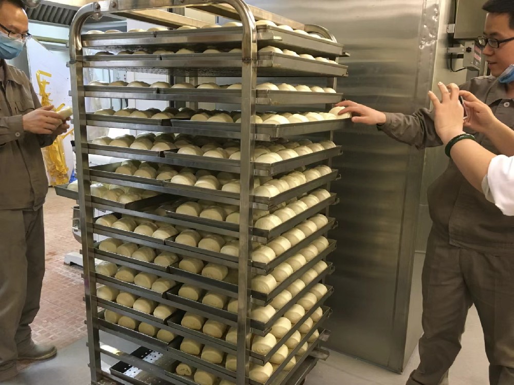 河南食品公司饅頭加工車間，熟食快速冷鮮機(jī)效率非常高，每10分鐘左右處理一次。
