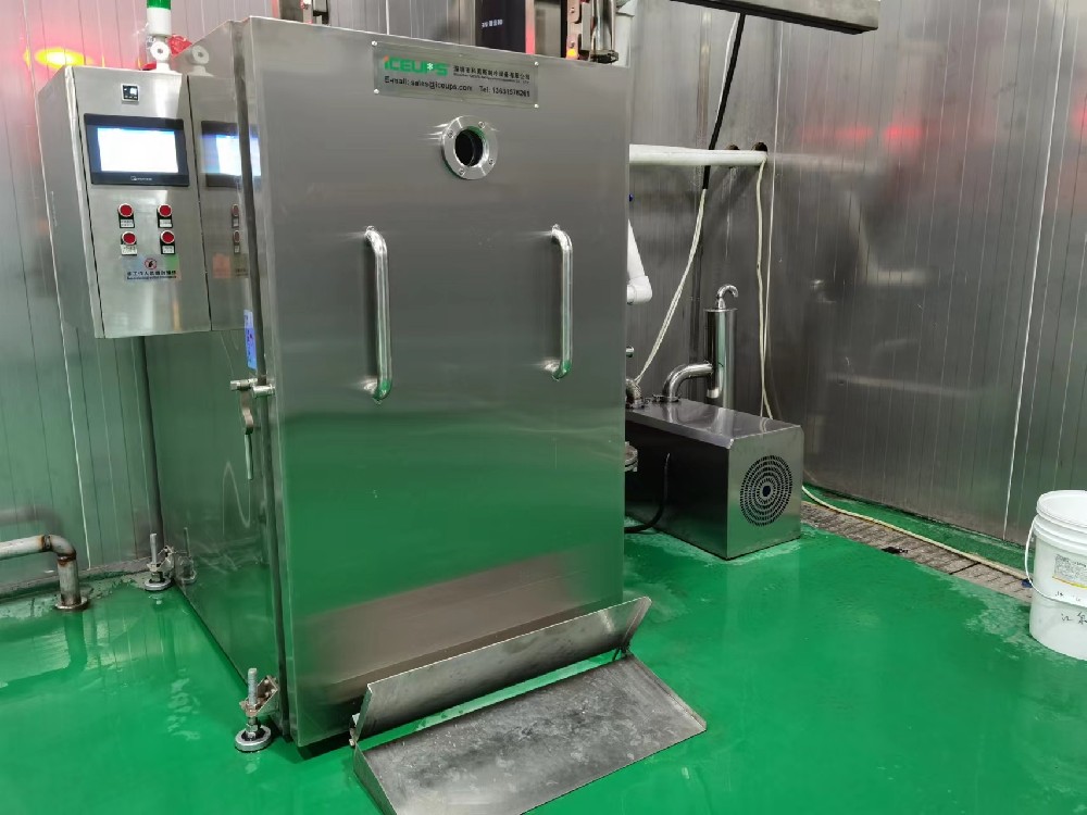 山東大型熟食品加工企業(yè)，原來用過2臺(tái)其它廠家的熟食快速冷卻機(jī)，一般溫度打到15度就下不來了，以為我們的是這個(gè)水平，結(jié)果調(diào)到0度箱內(nèi)部分水已經(jīng)到結(jié)冰狀態(tài)。