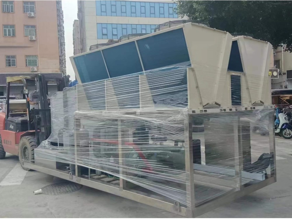 南美客戶量身定制V型風(fēng)冷系統(tǒng)，德國(guó)比澤爾螺桿機(jī)頭，日產(chǎn)量15噸片冰機(jī)裝柜出口